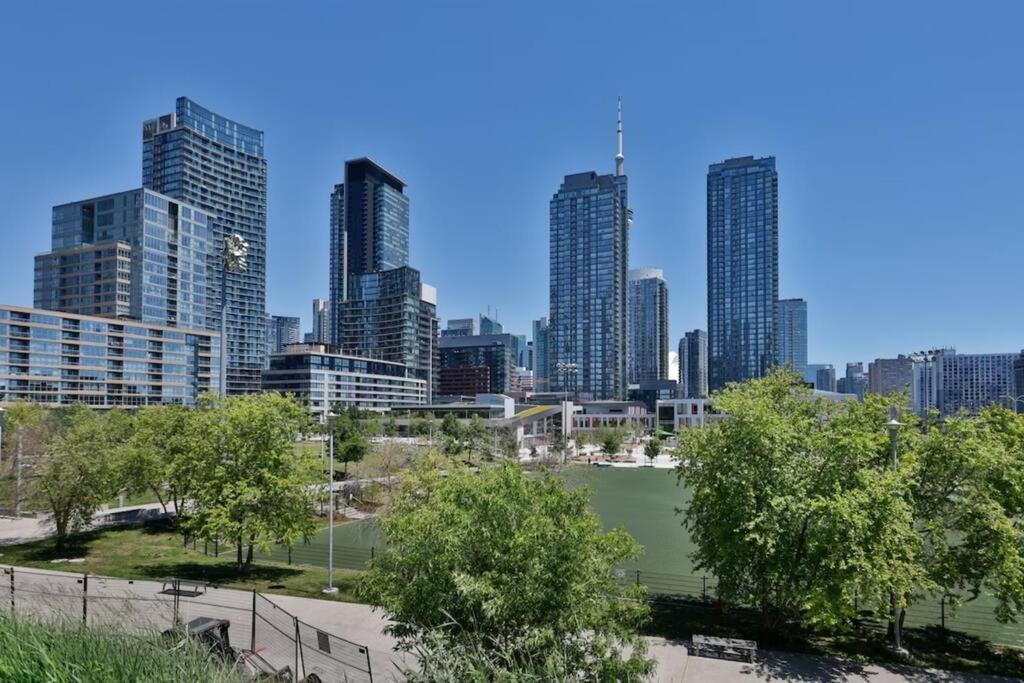 Lush Condo By Cntower - Free Parking Toronto Luaran gambar